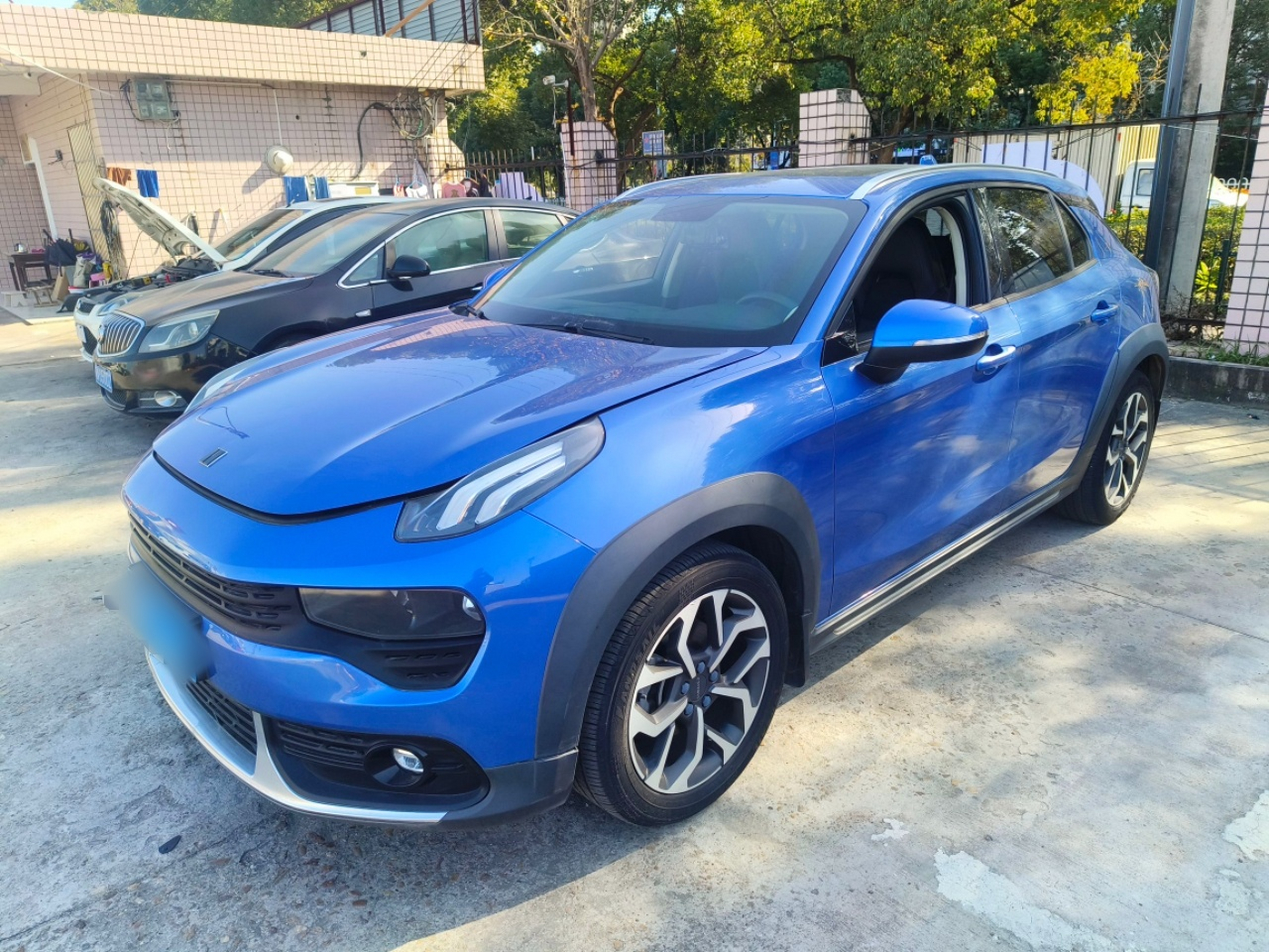 تحت مقدمة السيارة