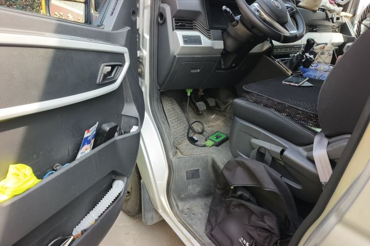 Used Dongfeng Yufeng 2023 V9+ 2.3T Manual Rear-Drive Cargo Van with Dual Rear Tires 3-Seater Driver Seat