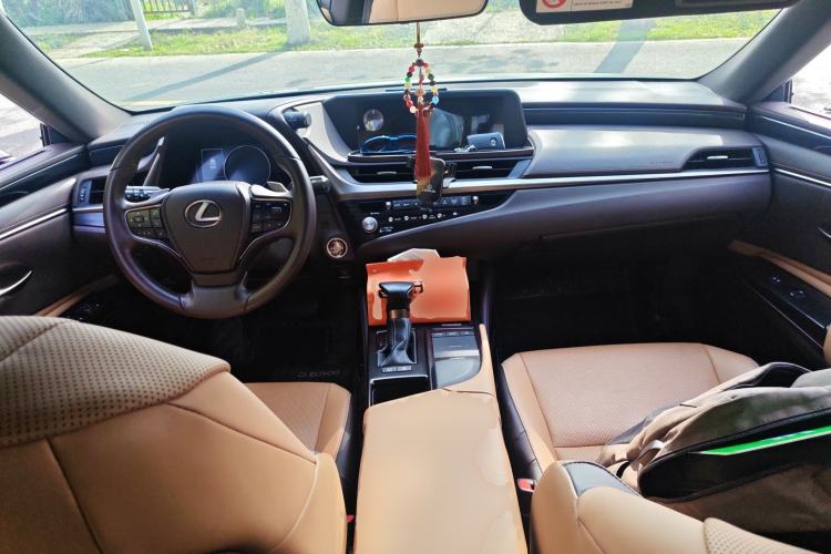 Used Lexus ES 2020 200 Excellence Edition Center Console