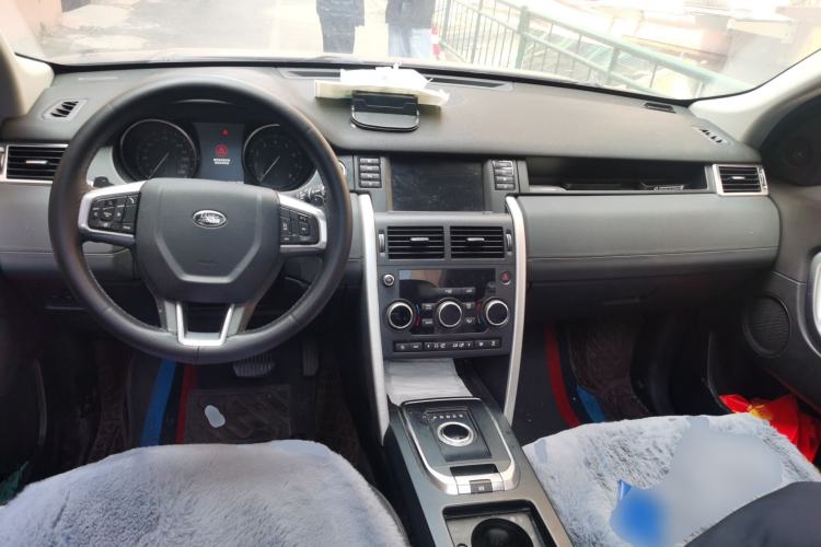 Used Land Rover Discovery Sport 2018 240 PS SE Version Center Console