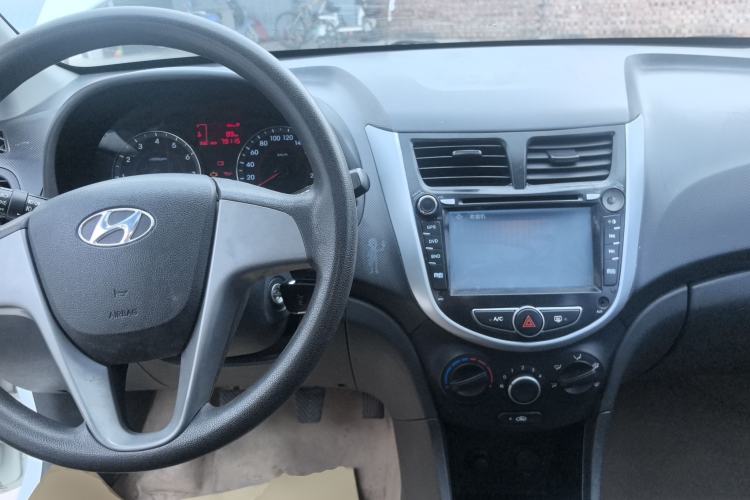 Used Hyundai Verna Ray 2014 1.4L Manual GLX Center Console