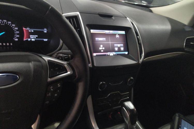 Used Ford Edge 2015 2.0T GTDi 4x4 High-Grade Model Center Console