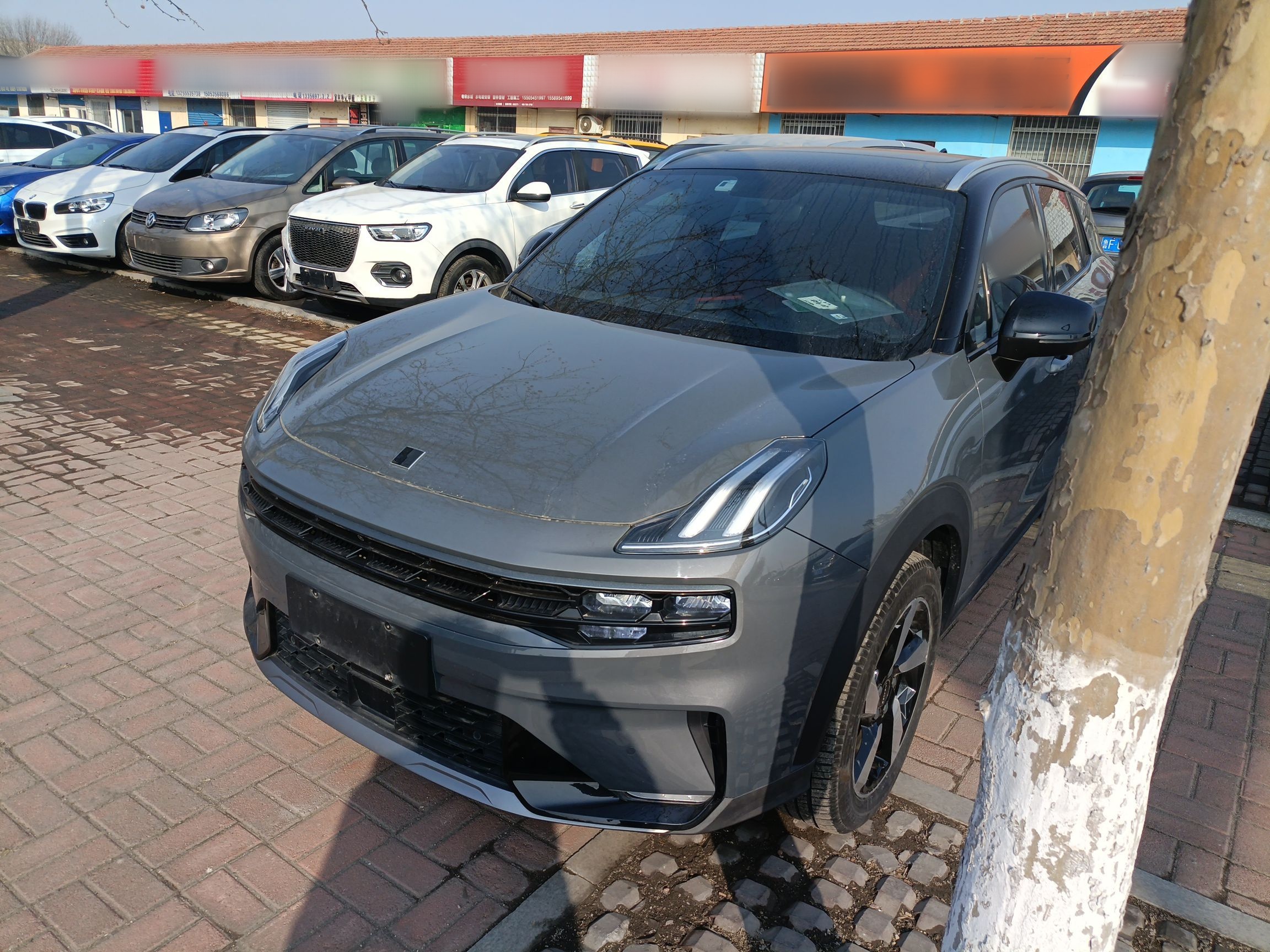 Под передней частью автомобиля