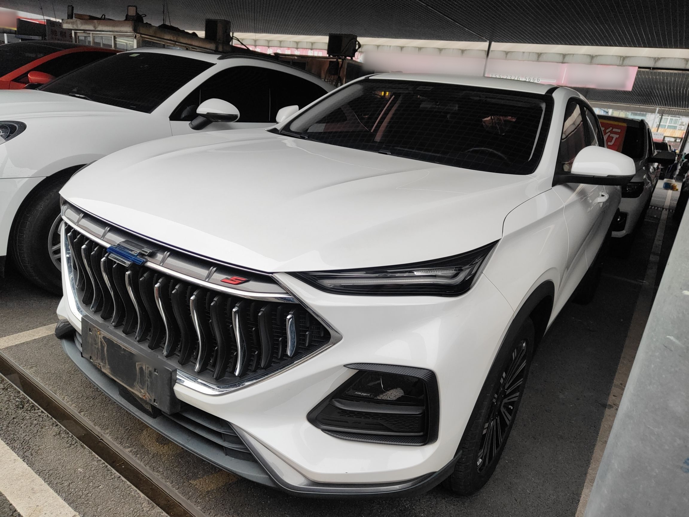 Под передней частью автомобиля