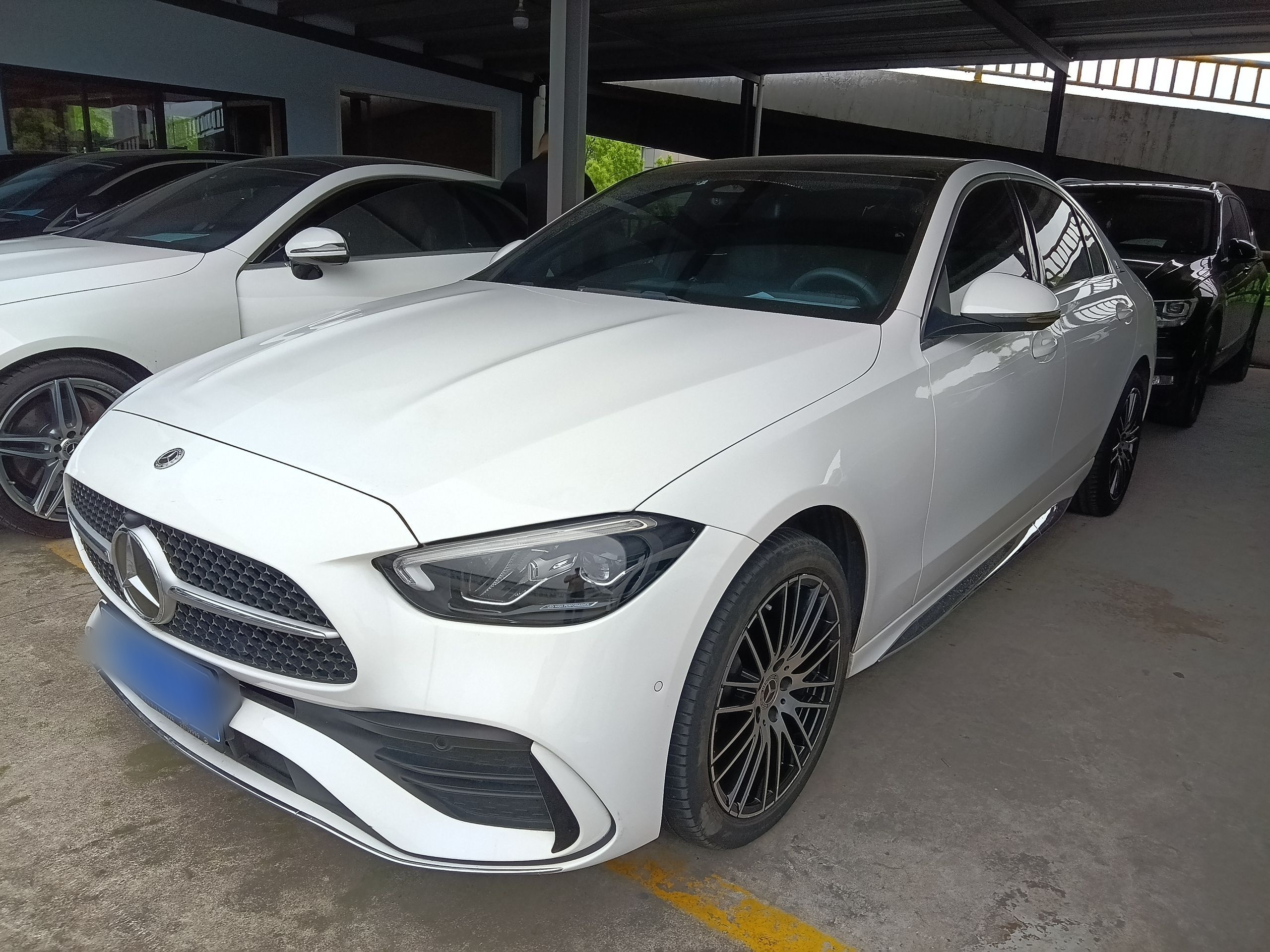 Под передней частью автомобиля