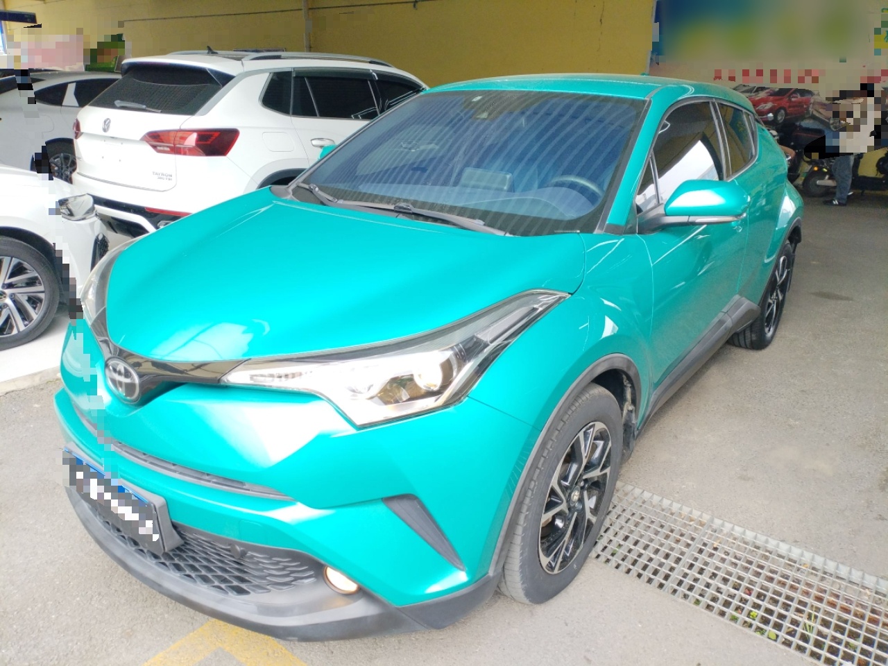 تحت مقدمة السيارة