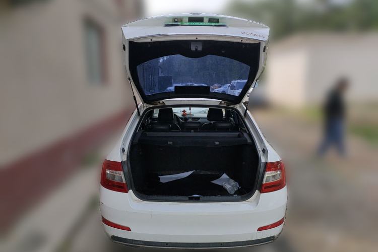 Used Skoda Octavia 2016 1.6L Manual Smart Drive Version
