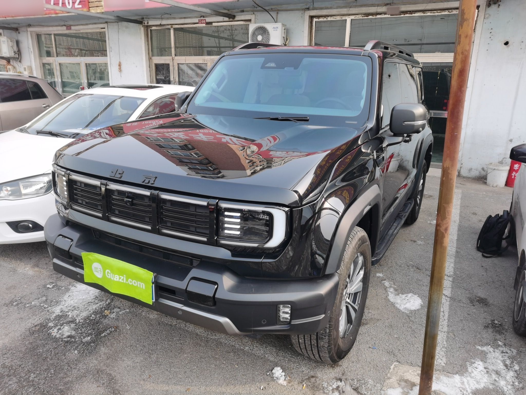 تحت مقدمة السيارة