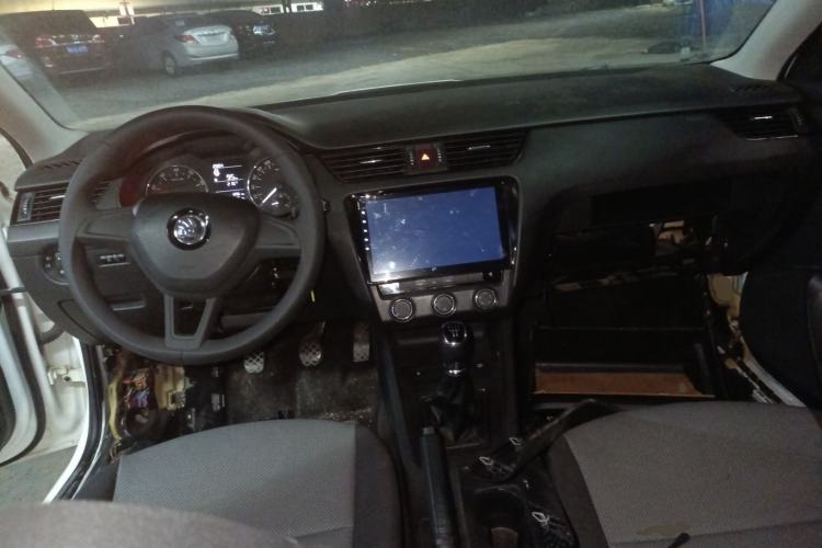 Used Skoda Octavia 2017 1.6L Manual Front-Wheel-Drive Version Center Console