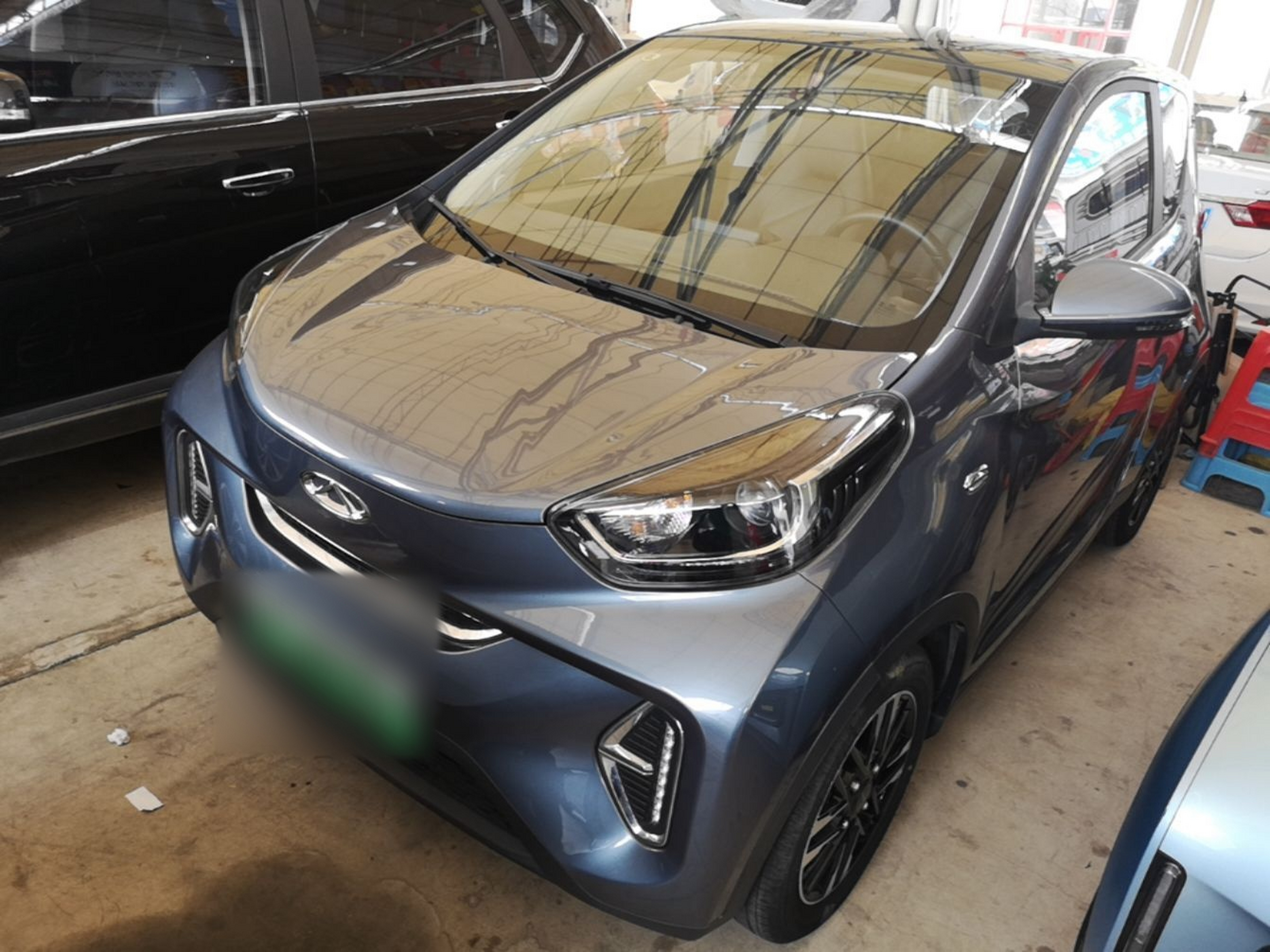 Под передней частью автомобиля