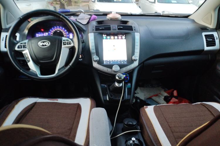 Used BYD S6 2014 1.5TI Manual Luxury 5-Seater Center Console