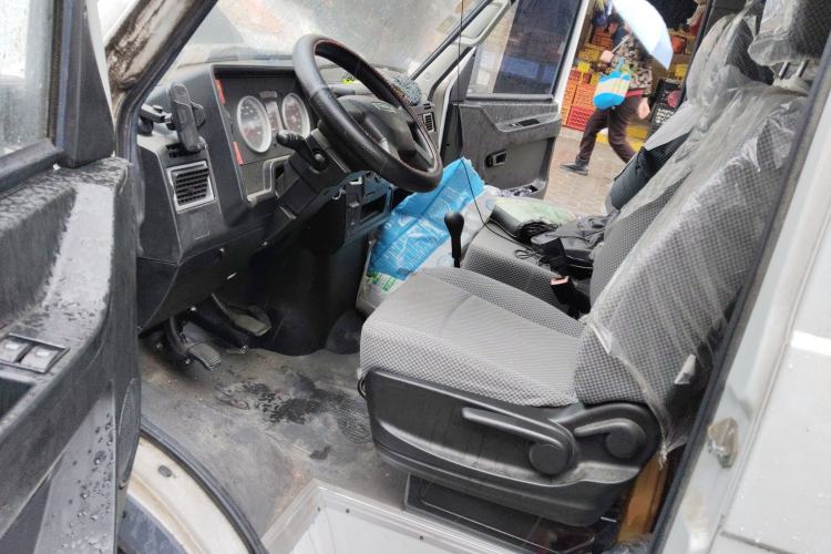 Used Iveco Daily 2021 2.8T V35 VAN厢式 Delivery Van 3-Seater Short Wheelbase Mid-Roof Design with Dual Tires and Side Sliding Doors
