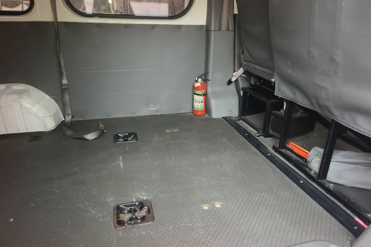 Used Dongfeng Yufeng 2016 2.5T Lingyun Van Short Wheelbase Mid-Roof China V Standard ZD25 Left Rear Seat