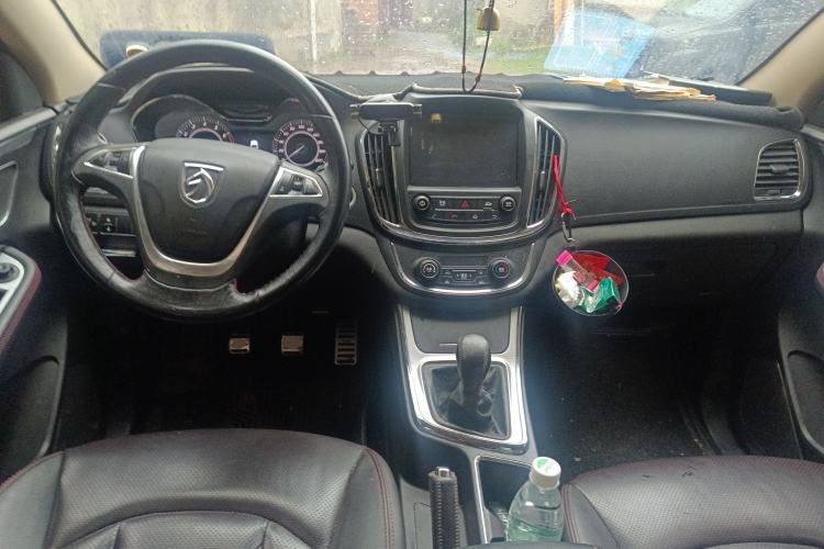 Used Baojun 560 2015 1.8L manual luxury version
