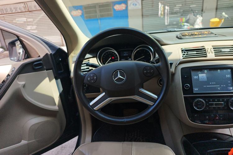 Used Mercedes-Benz R-Class 2014 R 320 4MATIC Luxury Model Steering Wheel