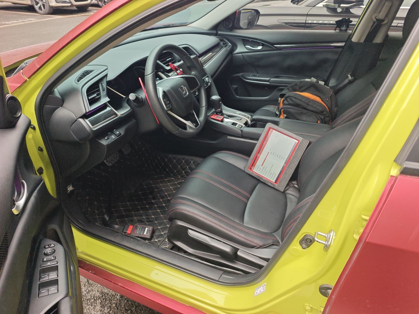 المقاعد الأمامية داخل السيارة