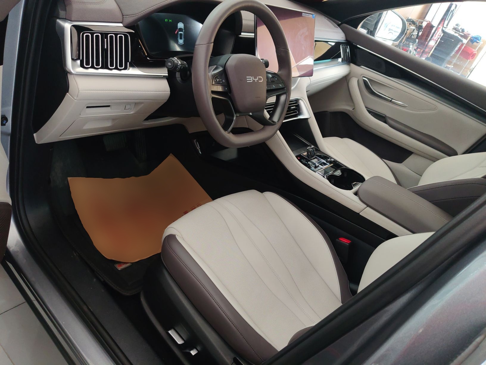 Переднее сиденье в автомобиле