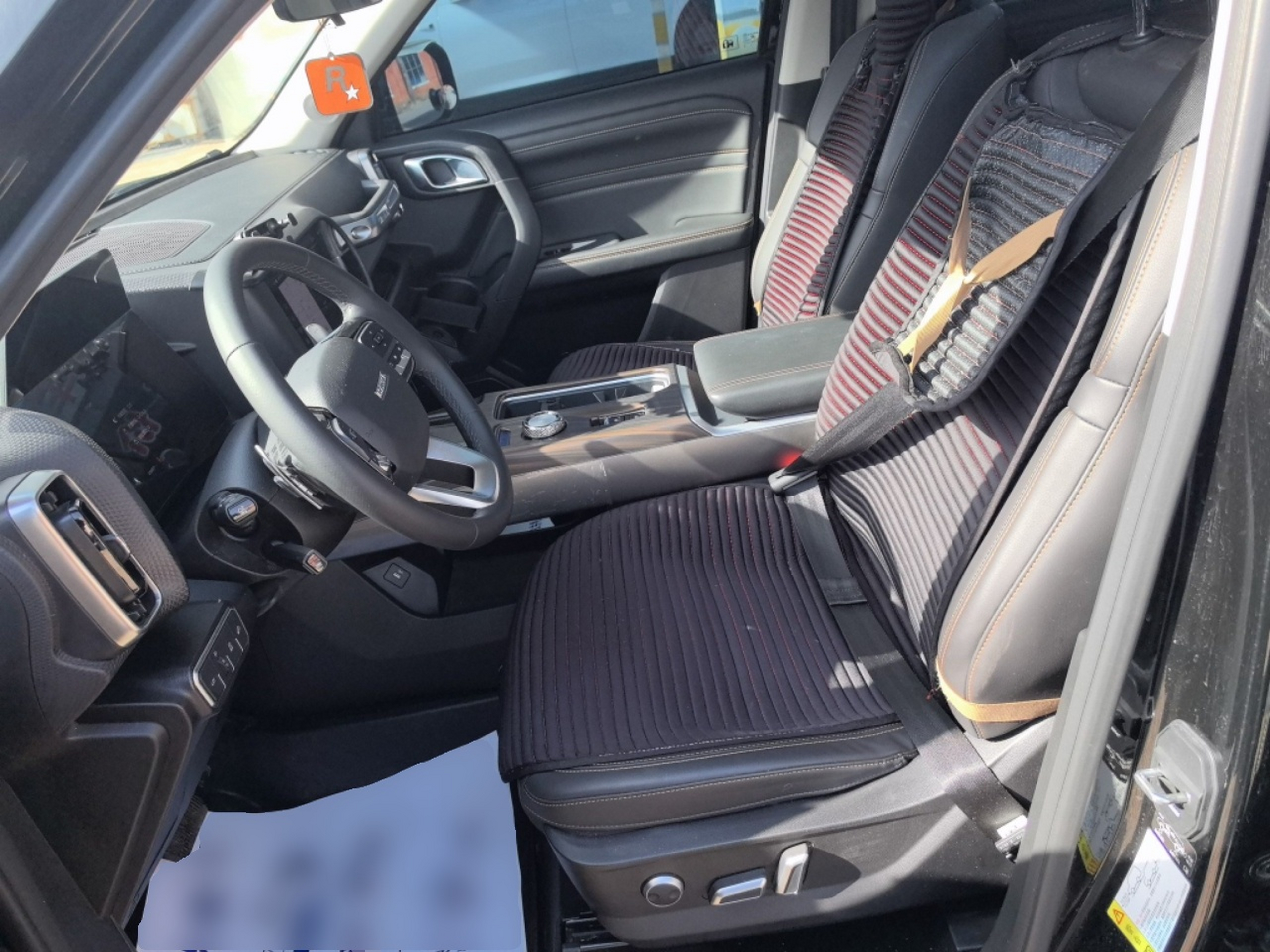 المقاعد الأمامية داخل السيارة