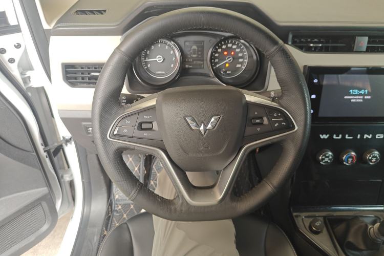 Used Wuling Hongguang PLUS 2019 1.5T Manual Luxury 7-Seater Steering Wheel