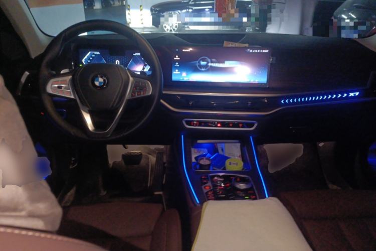 Used BMW X7 2023 xDrive40i Luxury Package with Leading Features Center Console