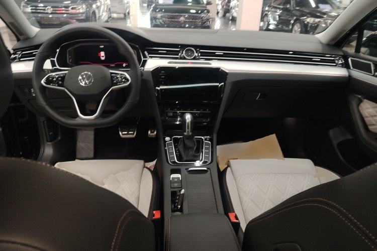 Used Volkswagen Magotan 2023 2 Million Units Commemorative Edition 330TSI DSG Luxury Version Center Console