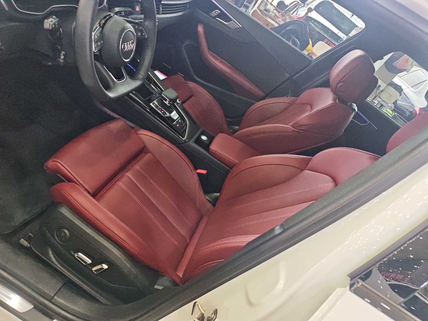 المقاعد الأمامية داخل السيارة