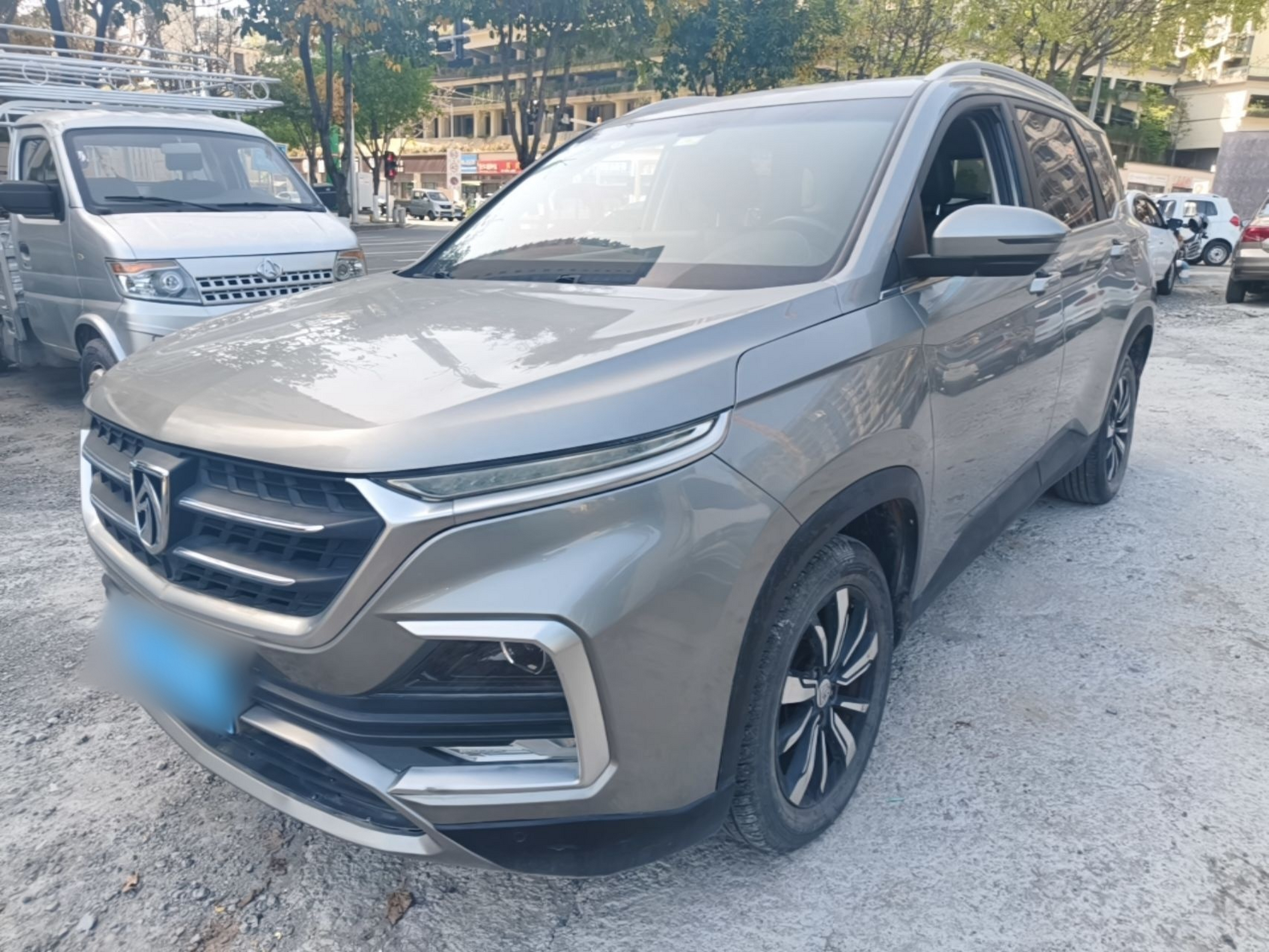 Под передней частью автомобиля