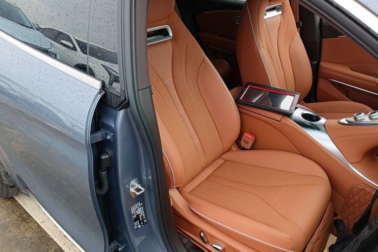 Used ORA Lightning Cat 2022 555 km Luxury Edition Right Front Seat