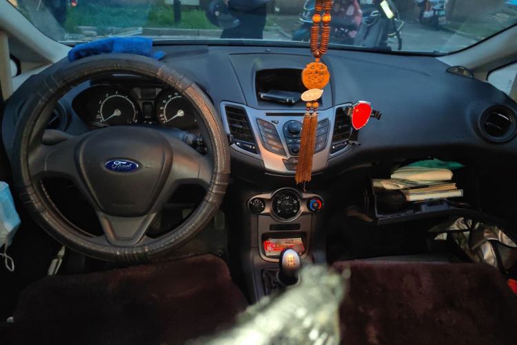 Used Ford Fiesta 2013 Sedan 1.5L Manual Fashion Edition Center Console