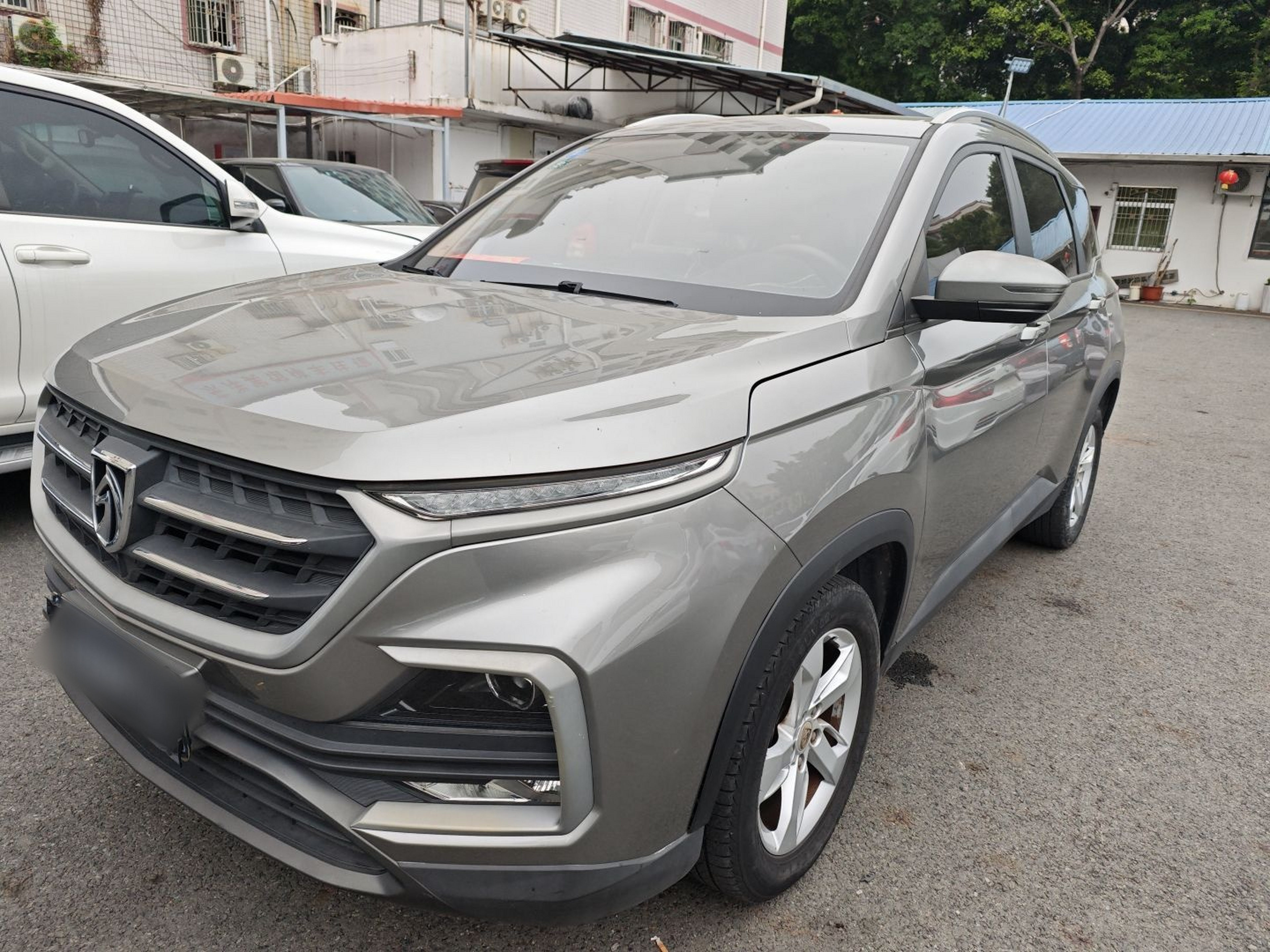 Под передней частью автомобиля