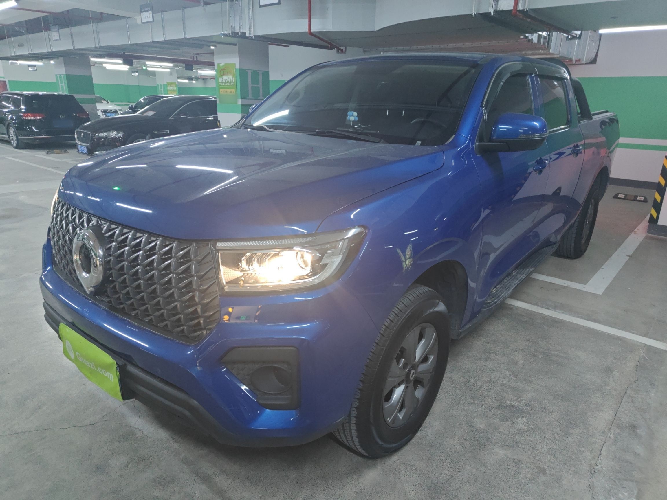 Под передней частью автомобиля