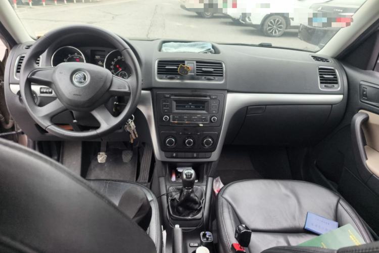 Used Skoda Yeti 2014 1.4TSI Manual Explore Edition Center Console