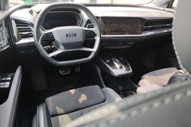 Used Audi Q4 e-tron 2022 50 e-tron quattro Visionary Edition Center Console