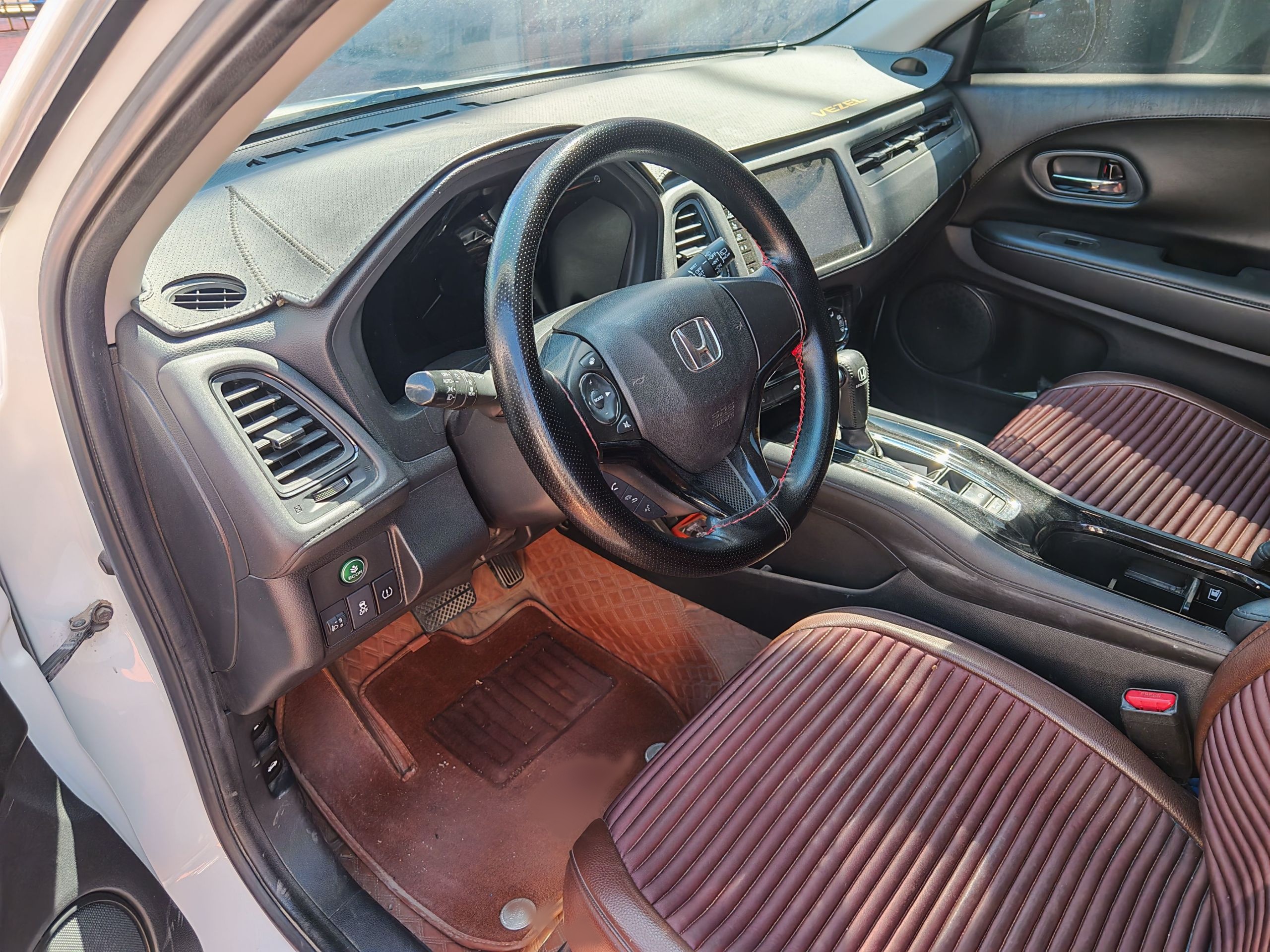 المقاعد الأمامية داخل السيارة