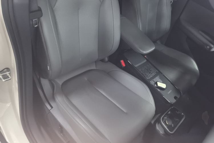 Used Lynk & Co Z20 2025 530 km Range Rear-Wheel Drive Pro Right Front Seat