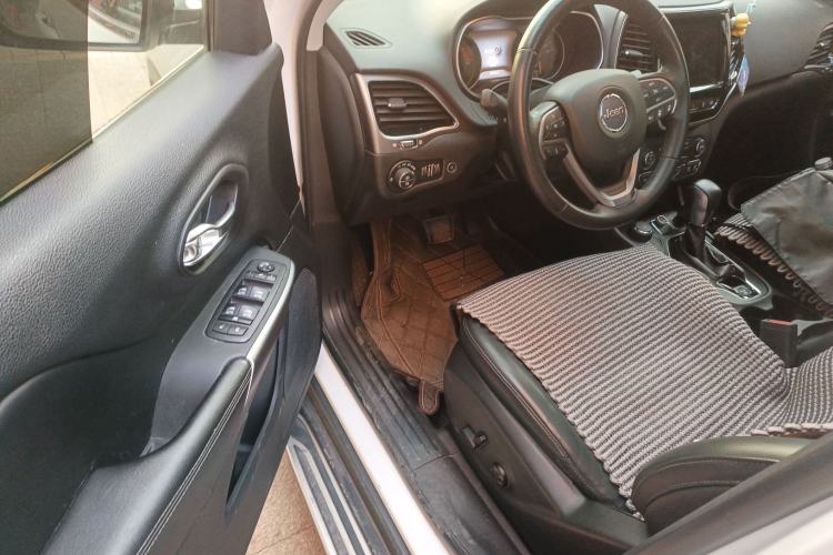 Used Jeep Cherokee 2019 2.0T Four-Wheel Drive Explorer Edition China VI Emission Standard