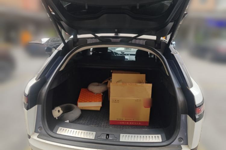 Used Land Rover Range Velar 2019 250 PS Trunk