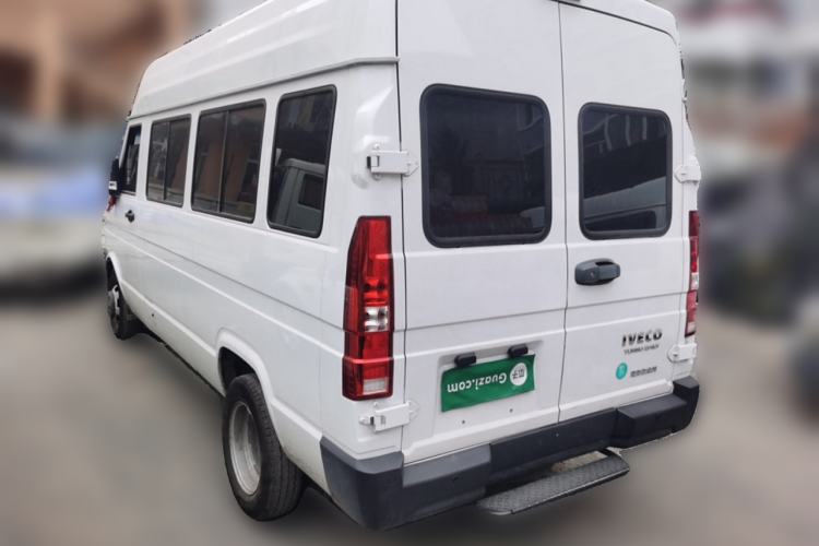 Used Iveco Daily 2023 2.5T A37M1 Long Wheelbase Mid-Roof Dual-Tire Side-Sliding Doors 5-9 Seats
