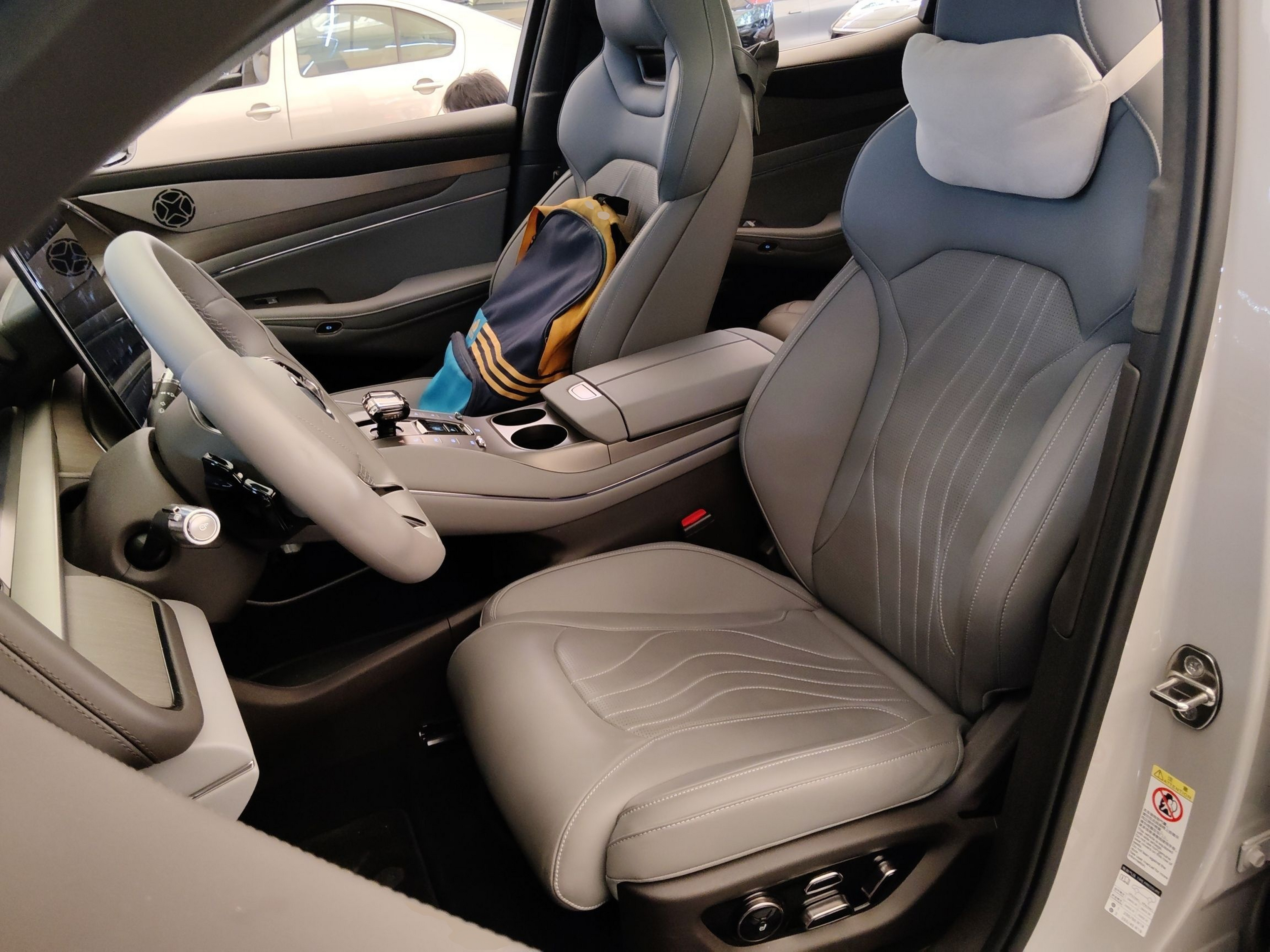 Переднее сиденье в автомобиле