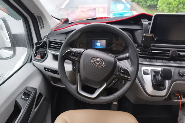 Used SAIC MAXUS Xintu V90 2022 2.0T AMT Yunjie Front-Wheel-Drive Short Wheelbase Mid-Roof Design with Single Rear Tire and 6 Seats