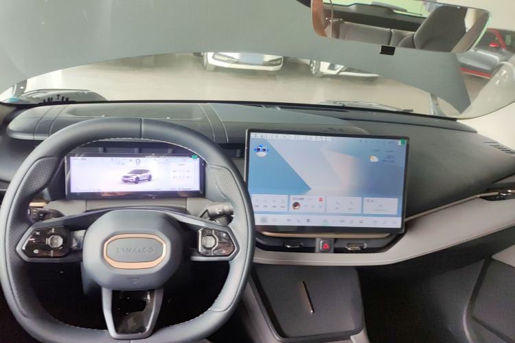 Used Lynk & Co 06 EM-P 2025 EM-P 126 Long-Range Max Center Console