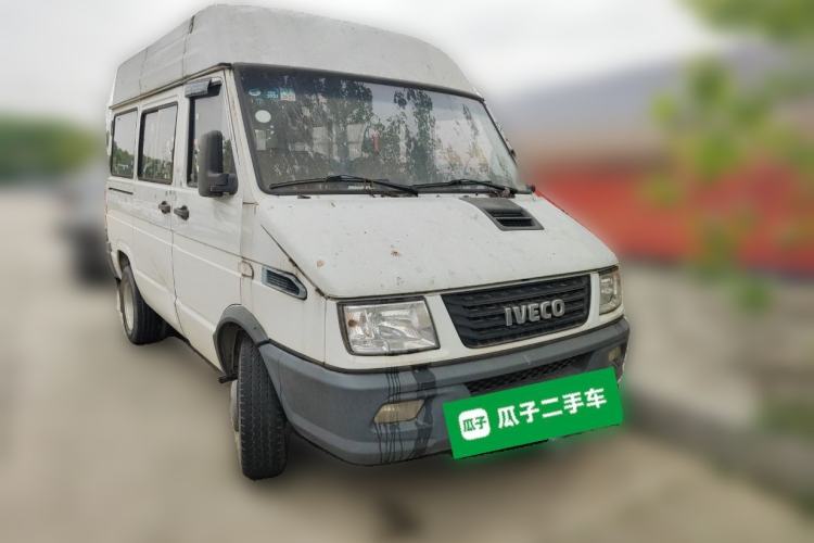 Used Iveco Daily 2020 2.5T A35 Passenger Van with Dual Tires Mid-Roof Design 5-9 Seater Side-Sliding Door China V Emission Standard