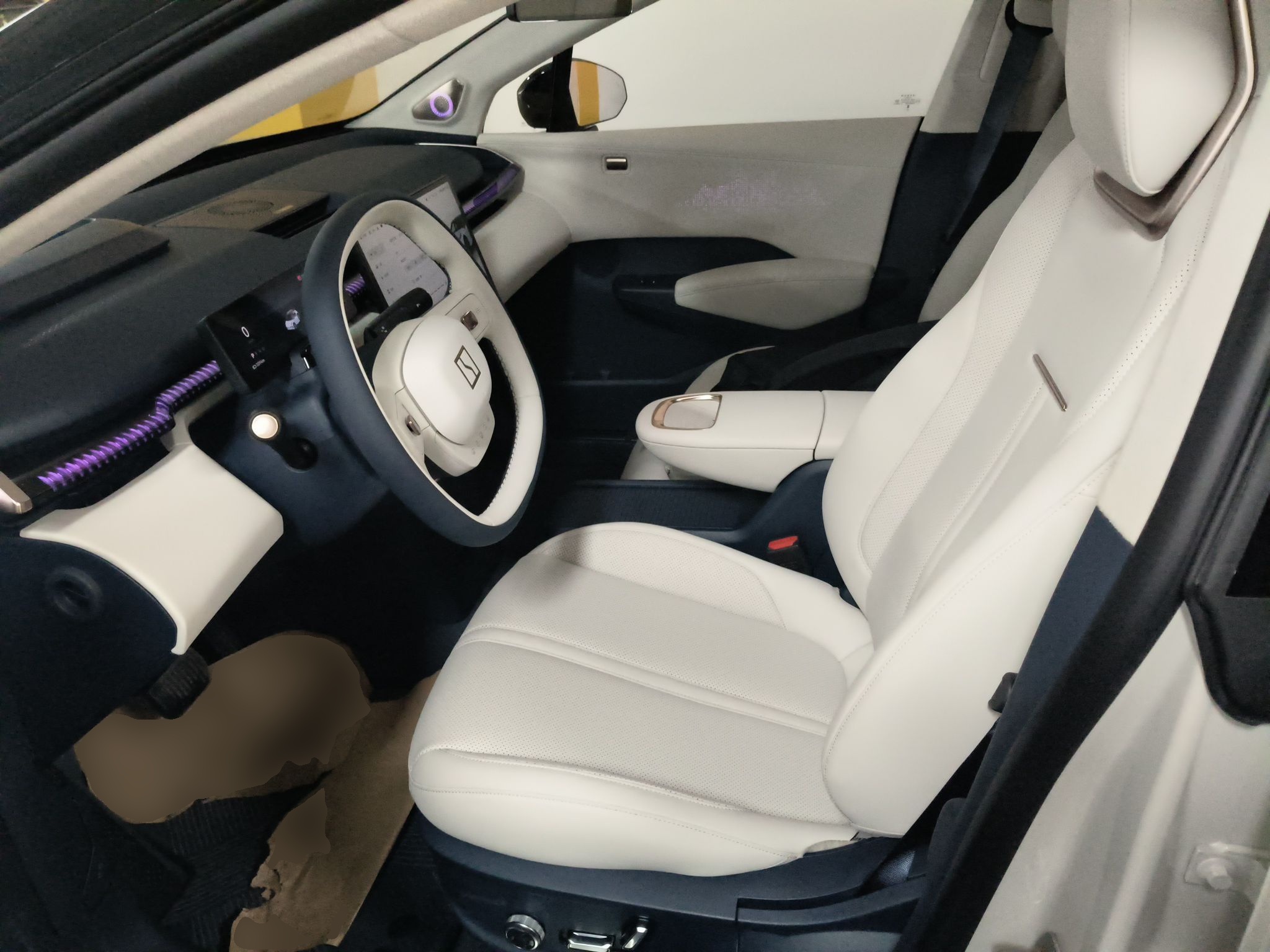 المقاعد الأمامية داخل السيارة