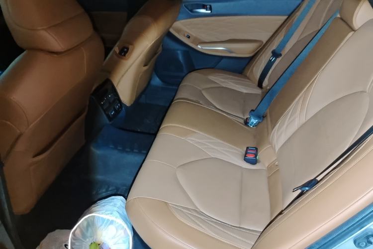 Used Toyota Avalon 2019 Dual-Engine 2.5L XLE Prestige Version China VI Standard Left Rear Seat