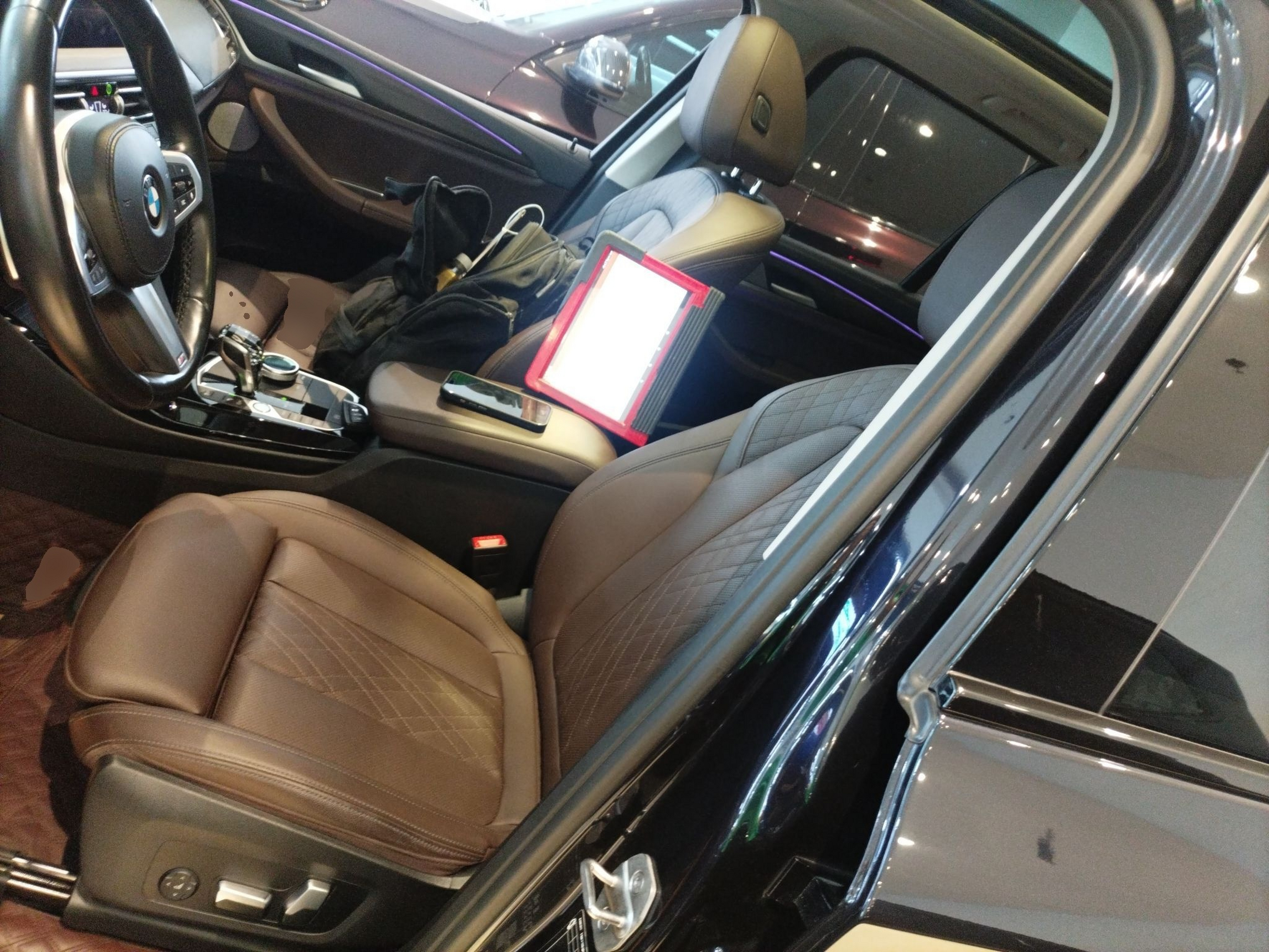 المقاعد الأمامية داخل السيارة