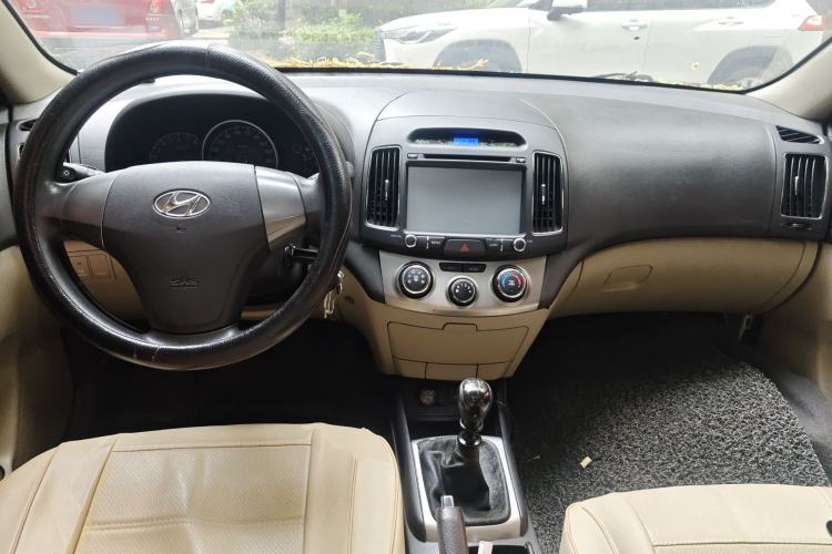 Used Hyundai Celesta 2011 1.6L Manual Luxury Model Center Console