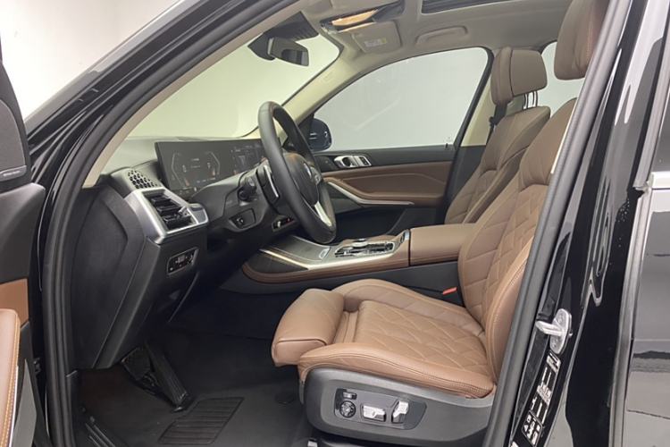 Used BMW X7 2023 xDrive40i Luxury Package with Leading Features