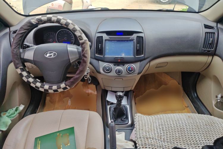 Used Hyundai Celesta 2011 1.6L Manual Comfort Edition Center Console