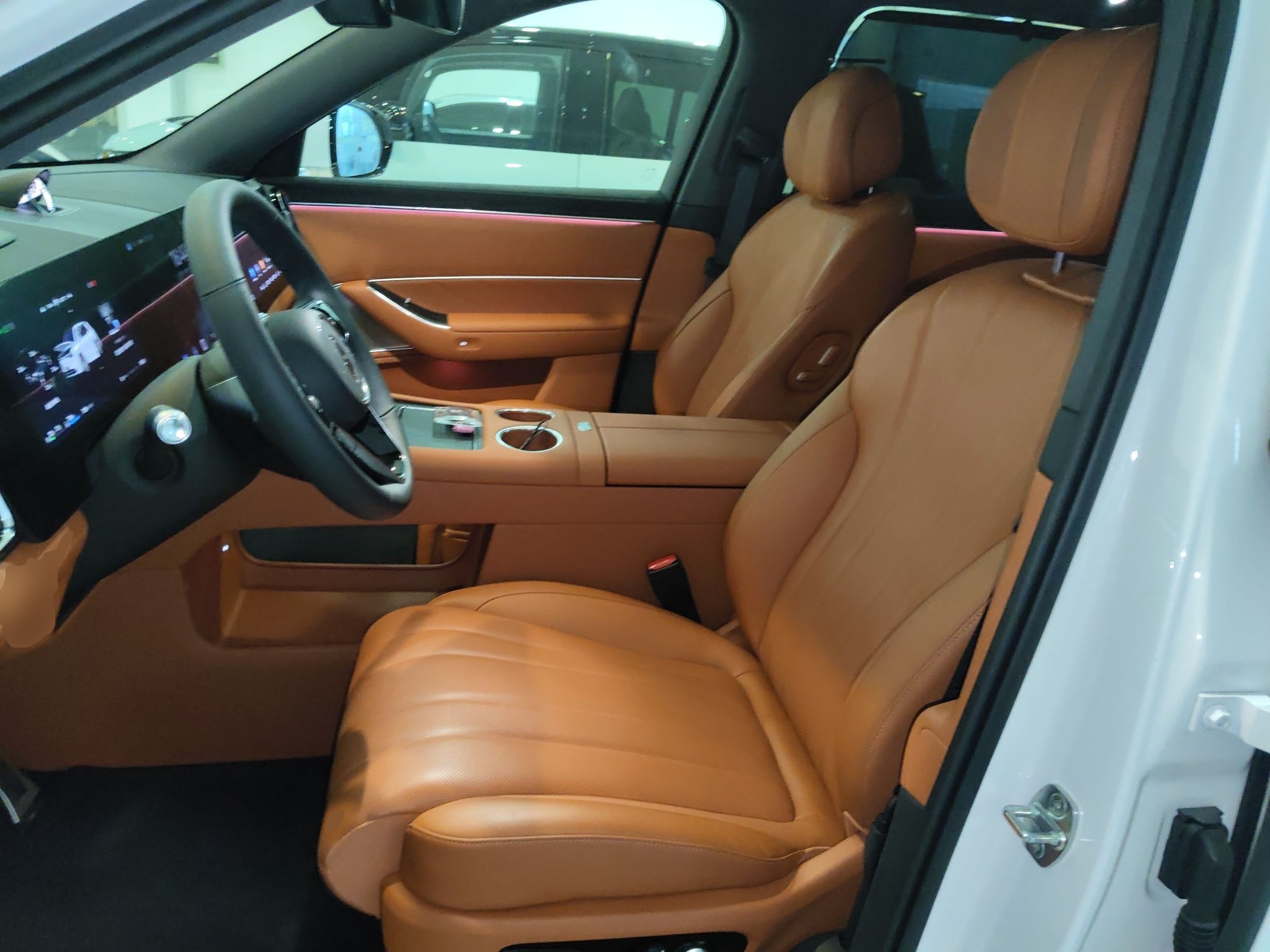 المقاعد الأمامية داخل السيارة