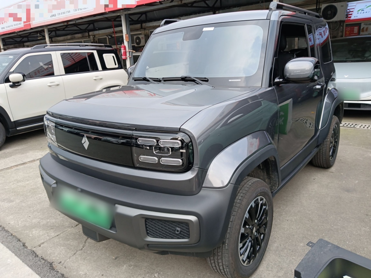 تحت مقدمة السيارة